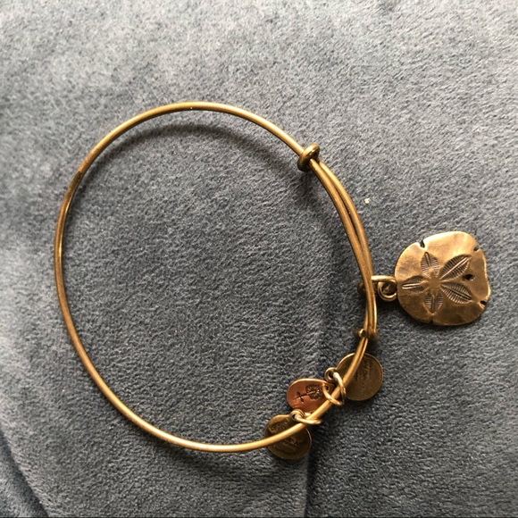 ALEX AND ANI SAND DOLLAR BRACELET - Picture 1 of 2